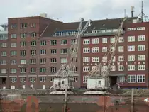 Hamburg am 15.2.2014: Fischmarkt mit historischen Kai-Kr�nen und dem Geb�ude der Seemannsmission von einem F�hrschiff auf der Elbe gesehen