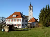 Gornhofen, Pfarrhaus und Pfarrkirche St. Walburga und Ottilie, erbaut 1728 (17.03.2014)
