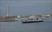 Messina. Blick von der F�hre auf die Hafeneinfahrt von Messina. Sommer 2013.