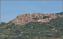 Nicotera.

Wie ein Adlernest ist Nicotera an den Hang geklebt. Sommer 2013.