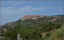 Nicotera.

Wie ein Adlernest ist Nicotera an den Hang geklebt. Sommer 2013.