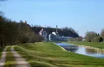 Riegel am Kaiserstuhl, Blick entlang der Elz zum  Brauereischlo� , dahinter der 241m hohe Michaelsberg mit der St.Michaelskapelle, M�rz 2014