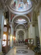 Siggiewi, Chor und Hochaltar der St. Nikolaus Kirche, Gem�lde von Matthia Preti (22.03.2014)