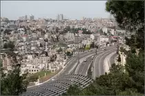 . Neue Schnellstra�e - 

Diese neue Stra�e, die hier im Har HaTsofim Tunnel verschwindet, stellt eine direkte Verbindung von Jerusalem zur Route 1 in Richtung Jericho und Totem Meer her. Im Bild blickt man vom Mount Scopus aus �ber Teile von Ostjerusalem hin�ber in den Westteil der Stadt mit den Hochh�usern.

24.03.2014 (Matthias)