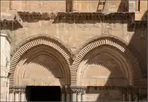 . Die Grabeskirche in Jerusalem -

Schattenspiel in den Portalb�gen �ber dem Eingang. Das rechte Tor wurde irgendwann mal zugemauert.

26.03.2014 (Matthias)