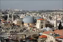 . Die Grabeskirche in Jerusalem -

Blick von einem Turm der Zitadelle auf die beiden Kuppeln der Grabeskirche und das Umfeld. Unter der gr��eren Kuppel links befindet sich die Rotunde mit dem Grab, die Kuppel rechts liegt �ber der griechisch-orthodoxen Kirche.

26.03.2014 (Matthias)
