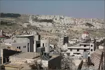 . Andere Welt -

Blick �ber Bethlehem hin�ber in die j�dische Siedlung Har Choma. Bethlehem ist eine der pal�stinensischen Autonomiegebiete im Westjordland, w�hrend die Siedlung Har Choma im einseitig von Israel erweiterten Stadtgebiet von Jerusalem liegt, welches international nicht anerkannt ist. 

Bethlehem und Jerusalem mit dieser Siedlung werden durch eine neun Meter hohe Betonmauer voneinander getrennt. Wer genau hinschaut wird sie an mehreren Stellen im Bild erkennen.

27.03.2014