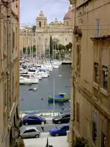 Senglea, Blick durch die Stra�e Triq Il-Tarzna auf die Vittoriosa Marina und St. Lawrenz Kirche (23.03.2014)