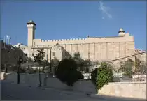 . Hebron -

Heiligtum �ber H�hle Machpela. Hier sollen sich die letzten Ruhest�dten von Abraham Isaak, Jakob und deren Frauen befinden. Daher ist dieser Ort sowohl f�r die Juden, die Christen als auch f�r die Muslime heilig. Das Geb�ude ist im Innern in eine Moschee und eine Synagoge aufgeteilt. 1994 richtete ein j�discher Arzt in der Moschee ein Massager an, mit 29 Toten und �ber 100 verletzten.

22.03.2014 (Matthias)