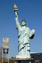 Breisach, diese  Freiheitsstatue  steht im Hafengel�nde am Rhein, M�rz 2014