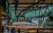 Im Zuge der Revitalisierung des <a href= http://www.bikiniberlin.de/ >Bikini-Hauses</a> in der Berliner City West (als Teil des denkmalgesch�tzten Areals  Zentrum am Zoo ) wurde auf der R�ckseite ein Neubau, der sog.  Bikini Berlin Pool , errichtet. Die Neuer�ffnung fand am 3. April 2014 statt. In diesem Geb�udeteil befinden sich verschiedene Gesch�fte. Den Innenraum pr�gt eine Stahlfachwerk-Konstruktion, die analog zum benachbarten Zoo in Gr�n gehalten ist. An der freien Betondecke verlaufen sichtbar Lichtleisten und Rohre. (03.04.2014)