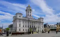 Das Rathaus der Stadt Zeulenroda-Triebes wurde 1825 - 1827 im klassizistischen Stil erbaut. Ein historischer Bezug zur fr�heren Stadt Zeulenroda und der Karpfenzucht in den umliegenden Gew�ssern wird durch den <a href= http://www.karpfenpfeifer.net/Startseite-Gesamt.htm >Karpfenpfeifer-Brunnen</a> hergestellt, der sich im Bild links vor dem Rathaus befindet. (07.04.2014)