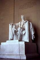 Denkmal Abraham Lincolns im Lincoln Memorial, Washington D.C. (10. September 1980). Der 16. Pr�sident der USA ist nach dem Vorbild der G�tterstatuen in antiken Tempeln wie auf einem Thron dargestellt und wird so zu einem Objekt geradezu kultischer Verehrung.