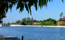 Myanmar - Blick �ber den Wassergraben auf das k�niglichen Palastgel�nde der letzten birmanischen Monarchie, erbaut 1857-1859 als Gr�ndung der neuen k�niglichen Hauptstadt Mandalay. Das Gel�nde ist von einer 2 km langen Mauer umgeben. Aufgenommen im September 2013.