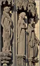 Kunst am K�lner Dom - Heiligenfiguren. Hier scheint der Jugendstil oder Vorg�ngerstile einen bedeutenden Einfluss gehabt zu haben. Die Reize der Heiligen in der Mitte sind irgendwie recht unheilig... Fr�hjahr 2014.