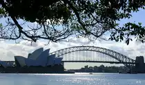 Sydney - Opera und Harbour Bridge - (heimischer Name သcoat hangerလ - Kleiderb�gel, Fertigstellung 1932) Aufgenommen im September 2010.