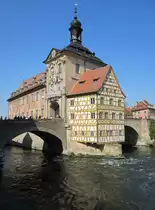 Bamberg, altes Rathaus, erbaut von 1461 bis 1467, umgestaltet von Johann Michael K�chel von 1744 bis 1756, Fassadenmalereien von Johann Anwander von 1755, Br�ckenturm mit Rottmeisterh�uschen (13.04.2014)