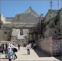 . Wenig fotogen -

Eingangsbereich der Geburtskirche am Bethlehemer Krippenplatz. Die Kirche gilt als die wohl �lteste noch erhaltene christliche Kirche.Die Besucher m�ssen durch die nur 1,20 Meter hohe Demutspforte um in die Kirche zu gelangen. Zum Zeitpunkt unseres Besuches waren Renovierungsarbeiten im Gang.

27.03.2014 (Matthias)