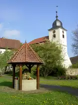 Hamb�hl, Osterbrunnen und St. Matth�us Kirche, Chorturmkirche erbaut von 1758 bis 1759, Kirchhof mit Mauer von 1765 (13.04.2014)