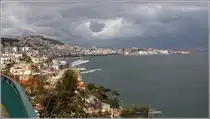 Neapel. Blick von Posillipo zum Zentrum. Links oben ist das Castel Sant' Elmo, rechts das Castel dell' Ovo zu sehen. 27.03.2014
