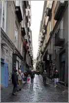 Neapel. Der Spaccanapoli ist ein �ber 1 km langer, schnurgerader Stra�enzug, der Neapel  spaltet . 27.03.2014