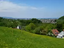 Freiburg, Blick vom Hexental �ber den Ort Au zur Stadt, links im Hintergrund der Kaiserstuhl, rechts am Horizont der Schwarzwald, Mai 2013