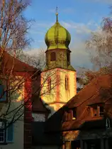 Freiburg-Lehen, der sp�tgotische Turm der St.Cyriak-Kirche im Abendlicht, Dez.2013