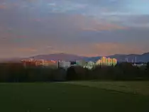 Freiburg, Blick vom Lehener Berg beim Sonnenuntergang auf den Stadtteil Landwasser und den Schwazwald, Dez.2013