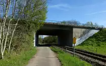 Freiburg, die Autobahnbr�cke der A5 �ber die Breisgau S-Bahn im Westen der Stadt, April 2014