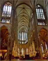 Innenraum K�lner Dom - Der nicht ganz mittige Standort l�sst einen Blick in den gesamten Chor zu. Fr�hjahr 2014.