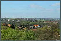 Blick vom Fichteturm zum Aussichtsturm Hoher Stein (in Bildmitte, links des wei�en Hauses). Aus dieser Perspektive ist der hinter dem Turm beginnende <a href= http://www.bahnbilder.de/bild/deutschland~dampfloks~br-18-201-02-0201-dr-umbau-schnellfahrlok/777121/mit-einem-sonderzug-aus-freiberg-durchf228hrt.html >Plauenschen Grund</a> bestenfalls zu erahnen. Auf der anderen Seite des Tals befindet sich der Stadtteil D�tzschen, dahinter Pesterwitz mit dem herausstechenden Turm der St.-Jakobus-Kirche. Ganz rechts im Hintergrund der Stadtteil Pennrich. (11.04.2014)
<br><a href= http://www.staedte-fotos.de/bild/Deutschland~Sachsen~Dresden/47597/blick-vom-fichteturm-auf-dresden-im.html >Zum Panorama-Blick auf Dresden</a>