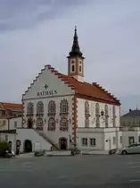 Waidhofen an der Thaya, Rathaus am Hauptplatz, erbaut im sp�ten 16. Jahrhundert, Firstt�rmchen von 1722 (18.04.2014)