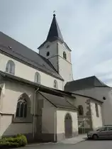 Weitra, St. Peter und Paul Kirche, erbaut Anfang des 13. Jahrhundert, sp�tgotisch erweitert in 15. Jahrhundert zur dreischiffigen Basilika (18.04.2014)
