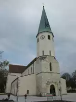 Laa an der Thaya, Stadtkirche St. Veit, erbaut um 1260, Dreischiffige f�nfjochige 
Pfeilerbasilika mit Querschiff (19.04.2014)