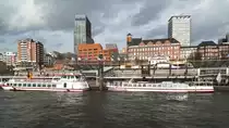 Hamburg am 15.2.2014: Blick von einem vor den Landungsbr�cken fahrenden Schiff auf die Neubauten des ࠞbrau quartieresࠜ  im Stadtteil St. Pauli mit dem davorliegendem Bernhard-Nocht-Institut f�r Tropenmedizin und am Hafenrand auf einem ehemaligen Parkdeck ein Beach Club.