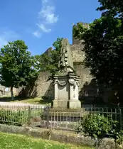 Weiler, vor der Burg Steinsberg steht das Denkmal f�r die Gefallenen der Weltkriege, April 2014