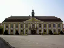 Stockerau, Rathaus, ehem. Puchheimsches Schlo� mit barocker Fassade (19.04.2014)