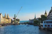 Hafenkran am Z�rcher Limmatquai. Das verrostete Objekt gilt als Kunstwerk, stammt aus Rostock und ist deshalb umstritten, weil es zu Lasten der Steuerzahler realisiert wurde. Aufnahme vom 24. April 2014, 18:48