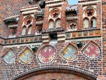 Tangerm�nde (21.05.2005; �ber der Tordurchfahrt am Neust�dter Tor tragen Putzblenden im Jahre 1897 aufgemalte Wappen, von links: 
- Preu�ischer K�nigsadler, 
- Reichsadler des Bismarckreiches mit dem aufgelegten Hohenzollernschild, 
- Tangerm�nder Adler, 
- Adler des Heiligen R�mischen Reiches Deutscher Nation, 
- Brandenburgischer Adler
