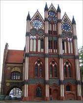 24 m hohe Schauwand am Ostfl�gel des Rathauses, um 1430 errichtet - Tangerm�nde, 21.05.2005
