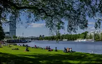 Zahlreiche Menschen lockt die Fr�hlingssonne am Wochenende an die Ufer der Spree im Berliner Ortsteil Alt-Treptow. (03.05.2014)