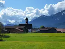 Eisenberg, Blick zur 1678 erbauten Wallfahrtskirche Mariahilf in Speiden im Ostallg�u, April 2014