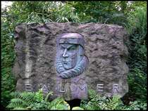 Paul B�umer Denkmal in Duisburg Meiderich... Das am 7. Juli 1929 enth�llte Denkmal aus Basalt wurde von Kurt Schwippert gestaltet. Es erinnert an den am 06. Mai 1896 in Meiderich geborenen ber�hmten Flieger Paul B�umer. Er st�rzte am 15. Juli 1927 bei einem �bungsflug �ber der Nordsee ab.