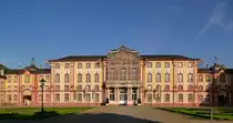 Bruchsal, die Schlo�front von der Stra�enseite, die von 1720-60 erbaute barocke Dreifl�gelanlage war die Residenz der F�rstbisch�fe von Speyer, April 2014