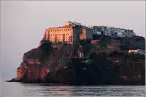 Procida. Die Terra Murata mit dem Palazzo Reale im ersten Licht des 31.03.2014.
