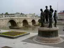 Skopje, Denkmal an der Steinernen Br�cke �ber die Vardar (08.05.2014)