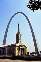 Old Cathedral in St. Louis mit Gateway Arch (5. September 1980). Die 1834 fertig gestellte Kirche ist dem Namenspatron der Stadt, K�nig Ludwig IX. (dem Heiligen) von Frankreich geweiht.