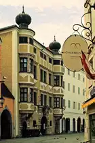 26.6.2013
Kremsm�nsterer Stiftshaus.
Die Geschichte des Hauses geht bis Kaiser Friedrich III. zur�ck, der das Haus bis 1493 besa�. 1507 erwarb es das Stift Kremsm�nster und ersetzte es durch einen von Christoph Canevale entworfenen Neubau. 1585 und 1615/1616 erfolgten Umbauten. Beim Stadtbrand 1800 wurde das Haus stark besch�digt. Der Wiederaufbau begann 1803. Wikipedia: Kremsm�nsterer Stiftshaus