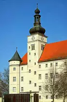 Schloss Hartheim ... aufgenommen am 29.3.2014.  
Das Schloss Hartheim bei Alkoven in Ober�sterreich ist vor allem als Ort der T�tung behinderter Menschen durch die Nationalsozialisten zwischen Mai 1940 und Dezember 1944 bekannt. Seit 1995 arbeitet ein Verein die Geschichte auf.