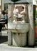 Als Brunnenfigur h�lt ein wasserspeiender Gnom zwei Fische. F�r den Platz beim Aufgang zur Wasserstiege angekauft. Linz, Promenade ... aufgenommen am 20.5.2013